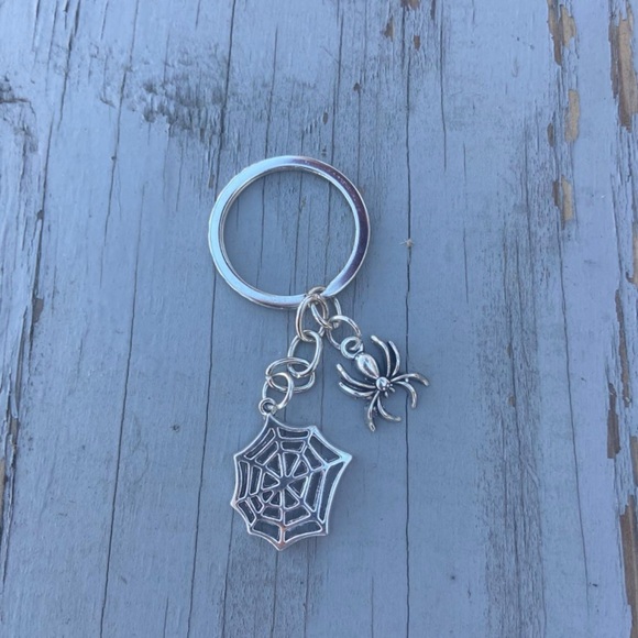 Y2K Gothic Spider web keychain - Silver Keychain Spider and spider web keychain - Picture 3 of 5